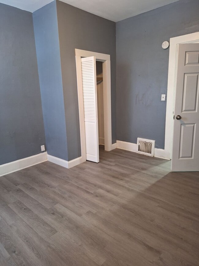 Building Photo - SL MON1527