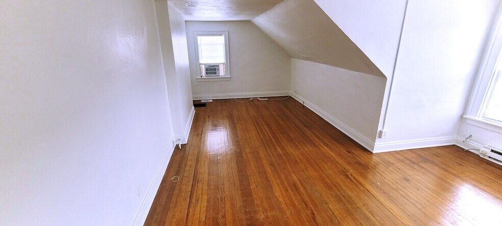 3rd level Living Rm - 2212 Indianola Ave