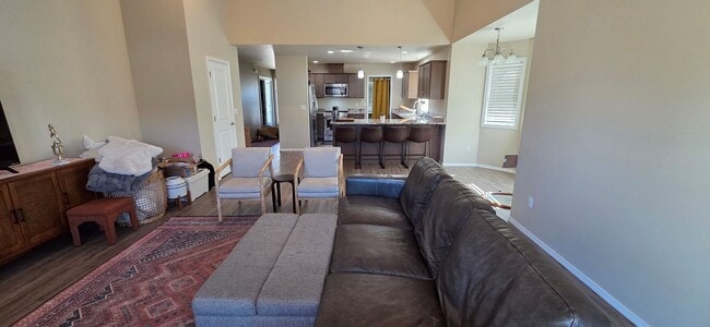 Building Photo - Beautiful & Spacious 3 Bed 2 Bath Directly...