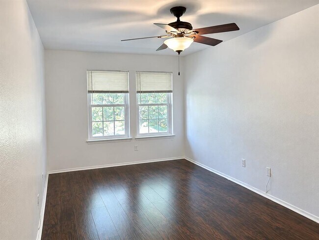 Building Photo - 1015 E Yager Ln