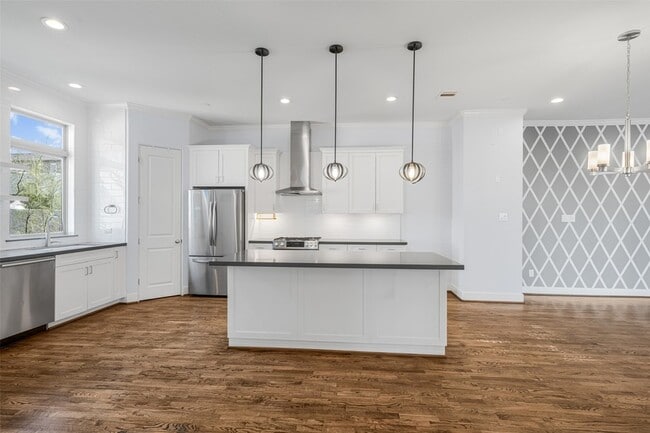 Building Photo - 2324 Camden Dr