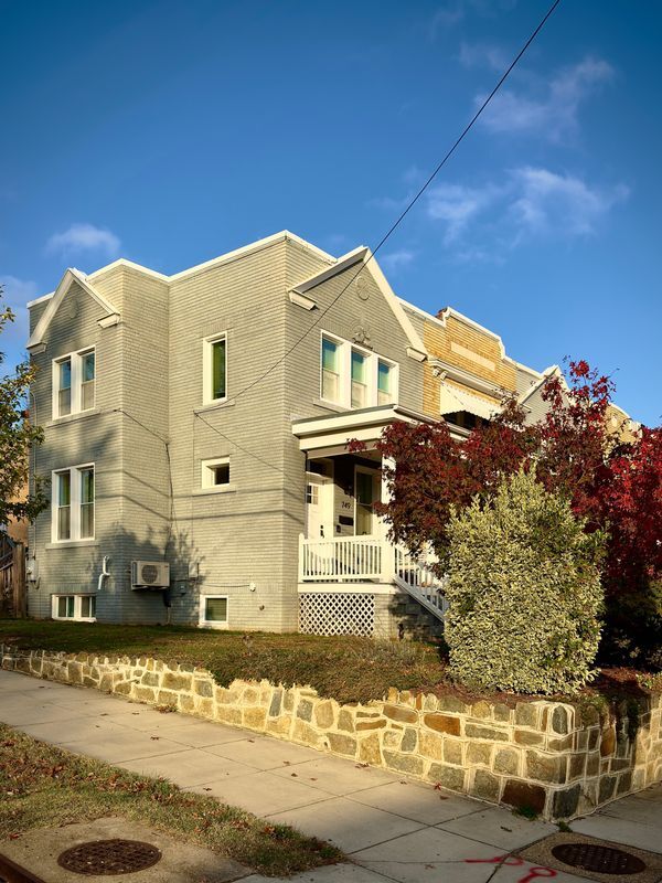 Building Photo - 749 Hamilton St