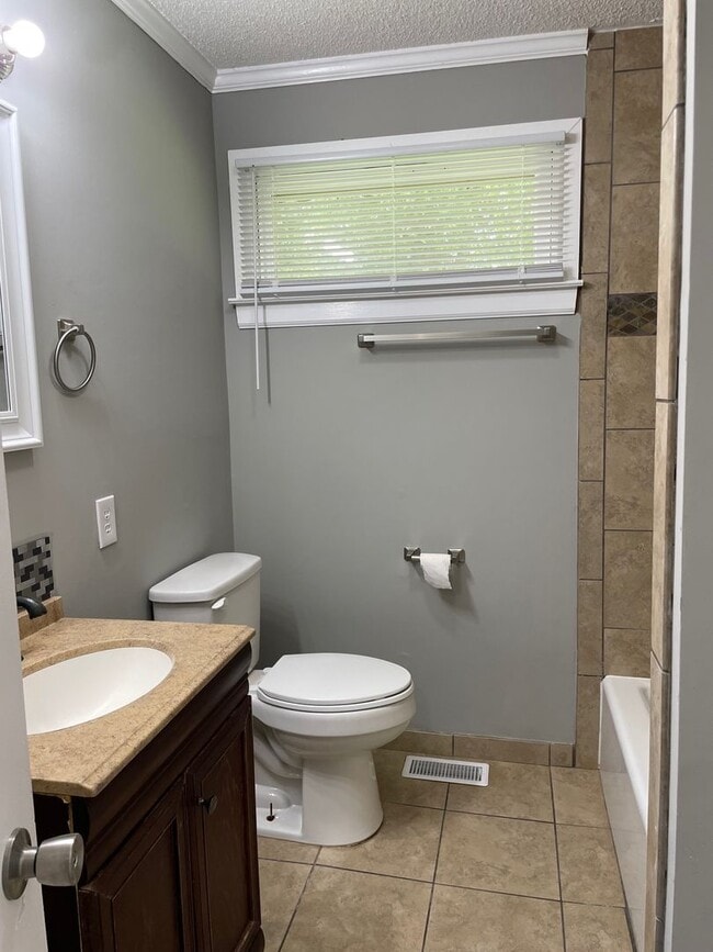 Building Photo - 3 BED, 1 BATH BRICK HOME IN RANDLEMAN!