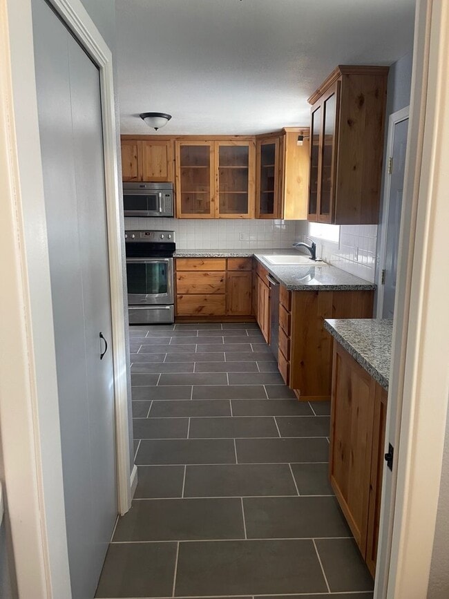 Building Photo - Beautiful 3 Bed 1.5 Bath House