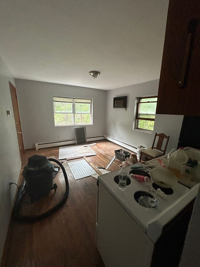 Building Photo - 1 Bedroom 1 Bath in Maplewood  HEAT INCLUDED