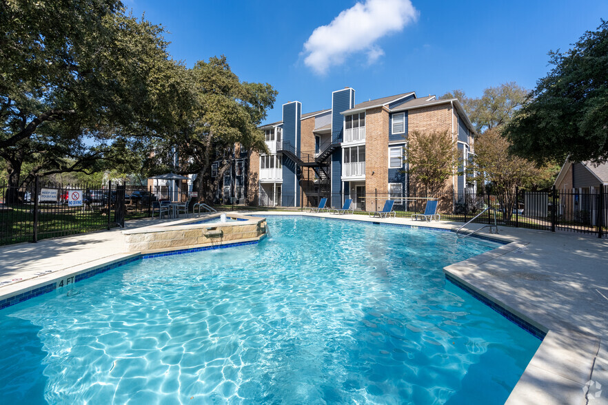 Swimming Pool - Remington House Apartments