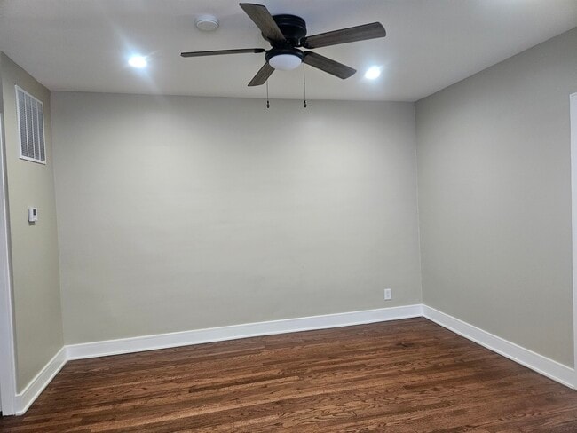 Building Photo - 3040 N Cicero Ave