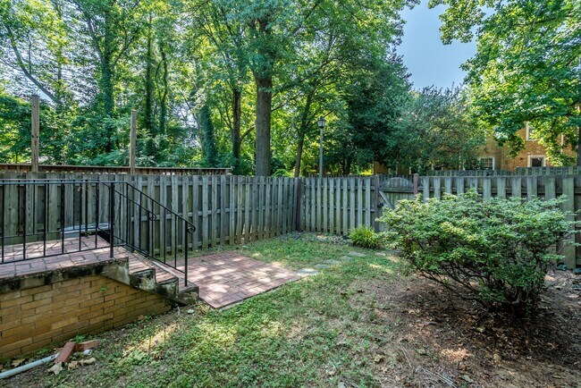 Building Photo - Location is Everything With This 3 Bed 3.5 Bath Townhouse in Hampton Court Community