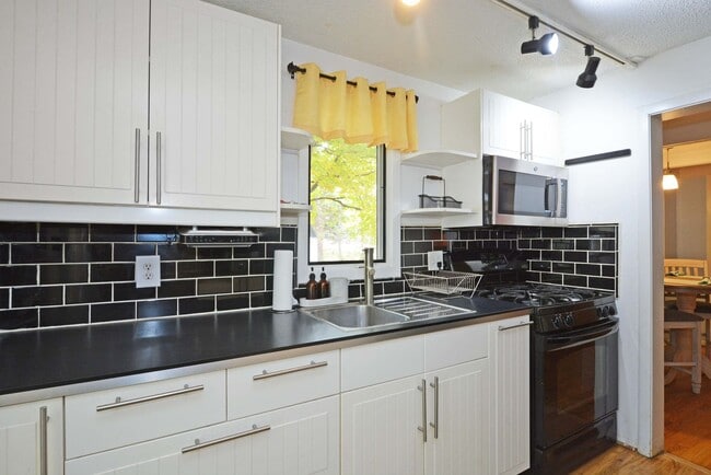 Building Photo - Charming, Furnished 1 Bed + Loft - Great L...