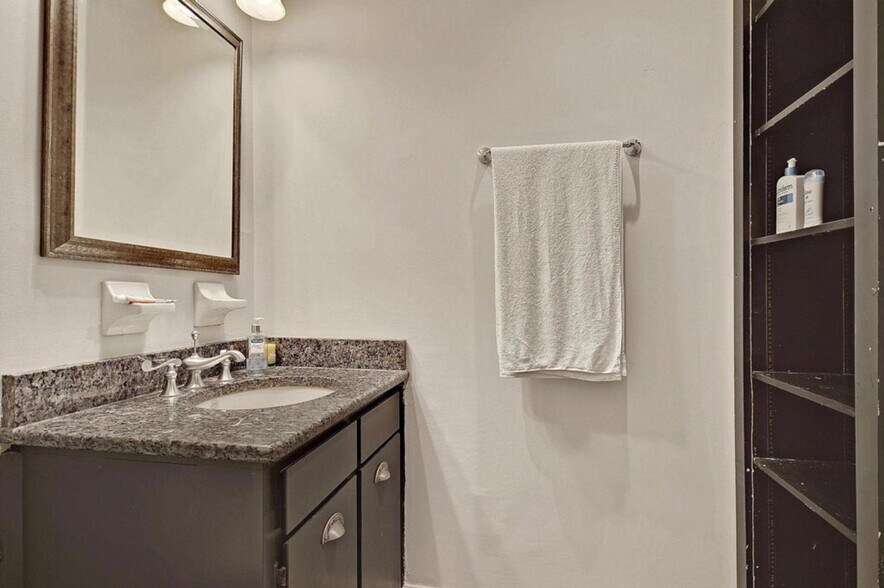 Building Photo - 169 1/2 King St