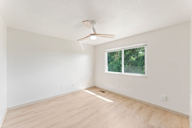 Building Photo - West Knoxville 37919 - Charming, Newly Upd...