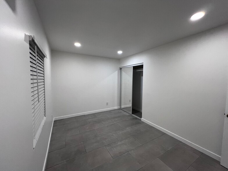 Building Photo - 9717 Oak St