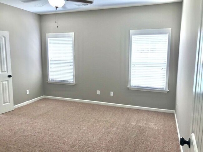 Building Photo - Available Now! 4-Bedroom 2.5 Bath Home In ...