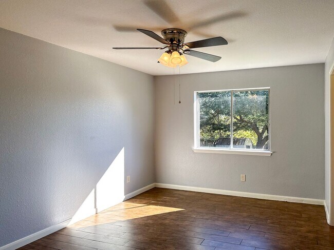 Building Photo - Lake Front 4 Bedroom / 2 Bath