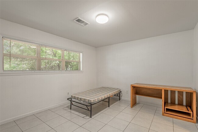 Building Photo - 604 Hayman St