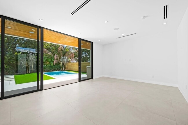 Building Photo - 2324 SW 26th St