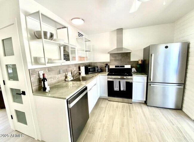 Building Photo - 5811 E Surrey Dr