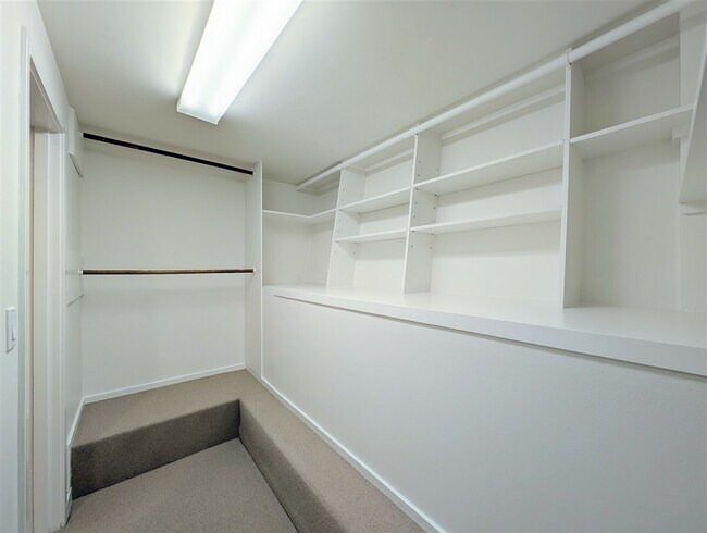 Building Photo - 10 Idalia Ct