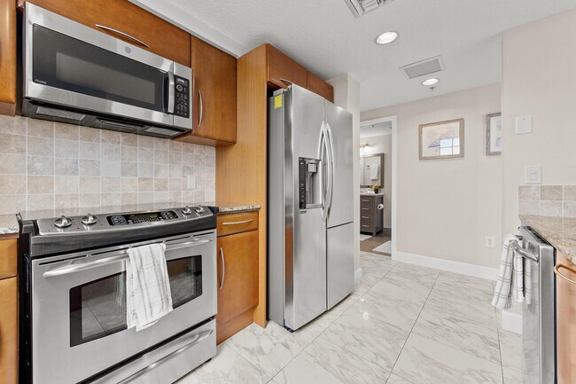 Building Photo - 511 Lucerne Ave