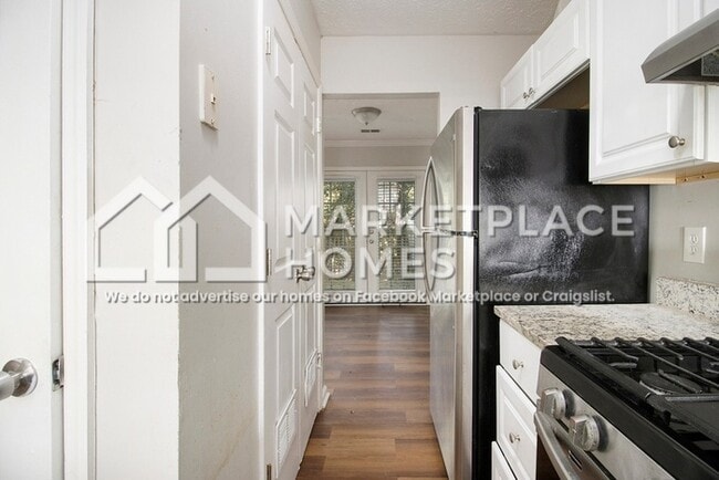 Building Photo - 2033 Charter Ln