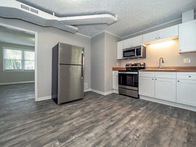 Building Photo - WELCOME TO THIS NEWLY RENOVATED 2 BEDROOM ...
