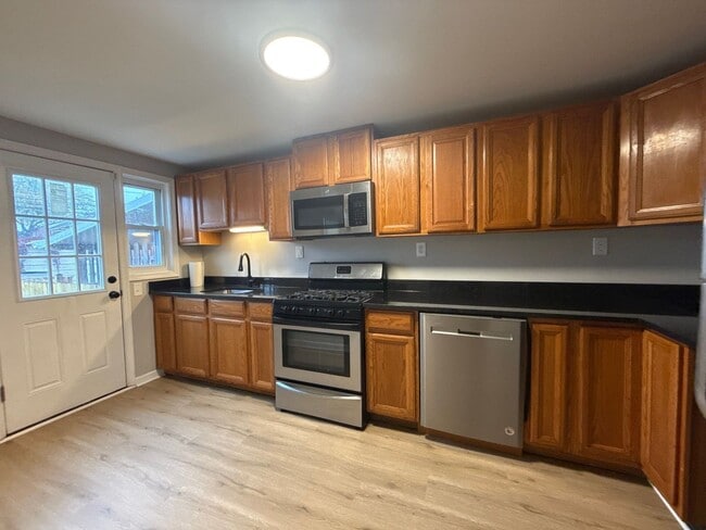 Building Photo - Three Bedroom Home In Essex