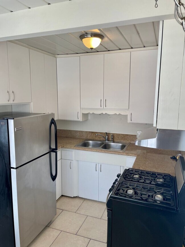 Building Photo - FIRST MONTH FREE! 2-Bedroom Apartment in the Heart of Pacific Beach – Walk to the Ocean!