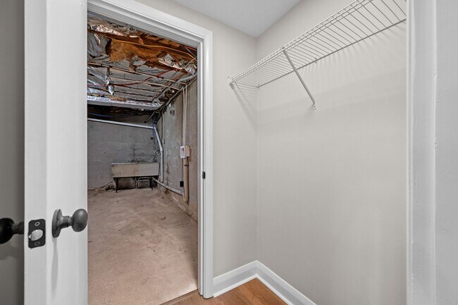 Building Photo - 805 McCausland St