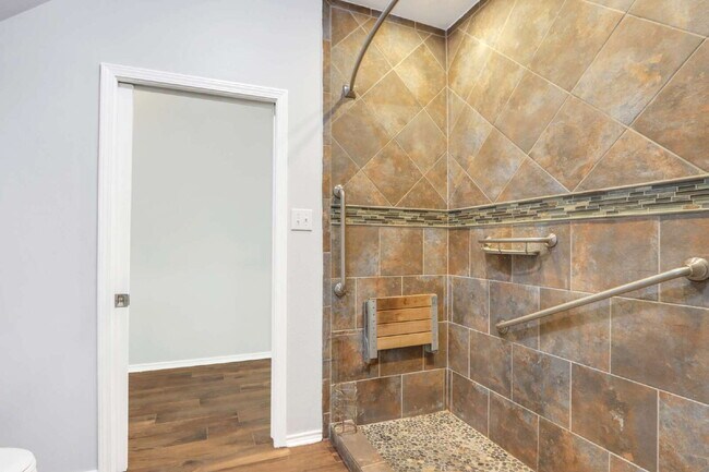 Building Photo - "Spacious 6-Bedroom Haven with 4 Full Baths and Hot Tub!"