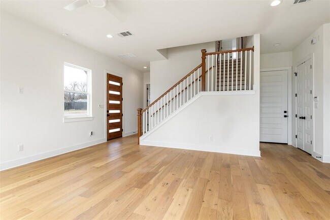 Building Photo - 302 East Dr