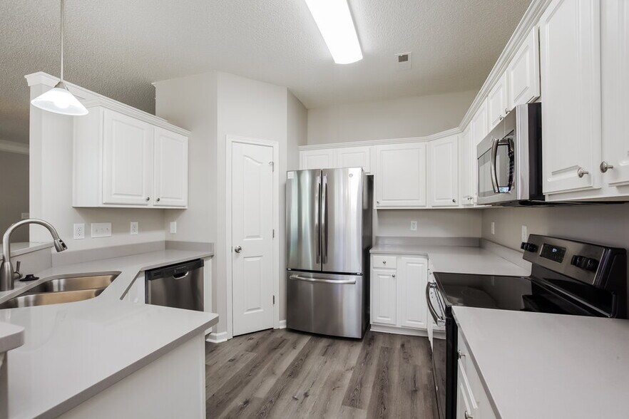 Building Photo - 7021 Chieftain Dr