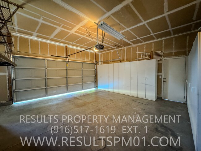 Building Photo - Lovely 4 bedroom Roseville home Olympus po...