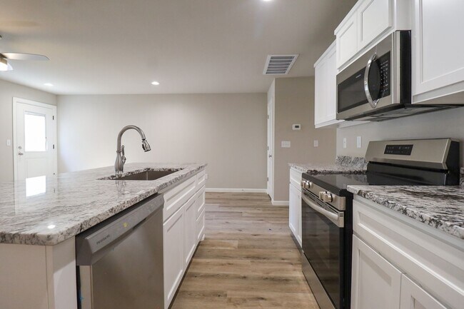 Building Photo - FIRST FREE MONTH! 3 Bed | 2.5 Bath | Sand ...