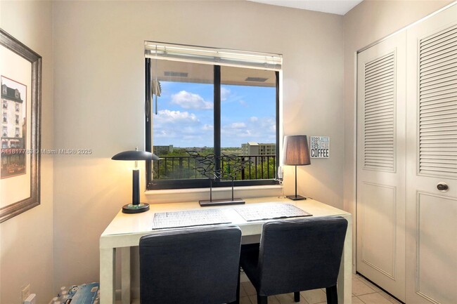 Building Photo - 2206 S Cypress Bend Dr