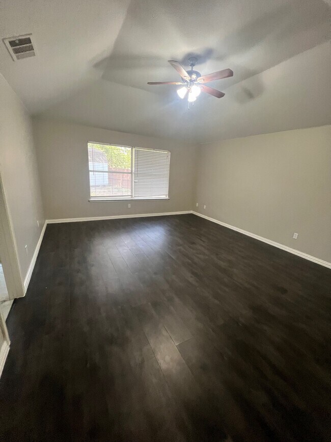 Building Photo - 2213 Ridgewood Dr