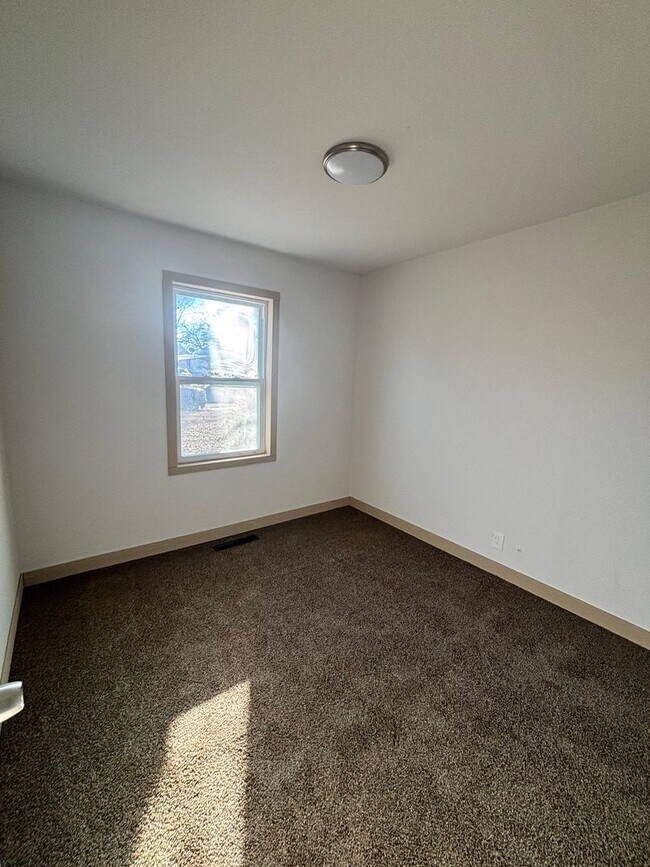 Building Photo - 4 bed 1 bath remodeled house!