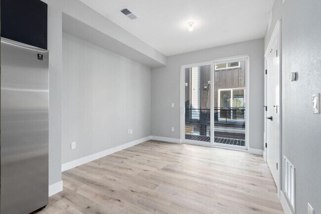 Building Photo - 4925 W 10th Ave