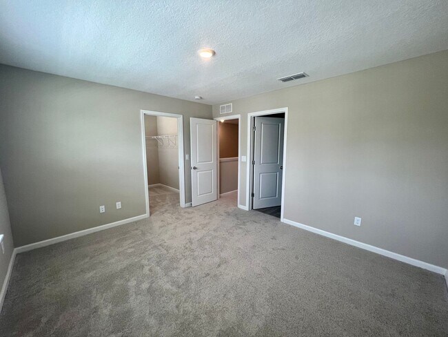 Building Photo - 2 Bedroom 2.5 bath Townhome in Beachwalk!