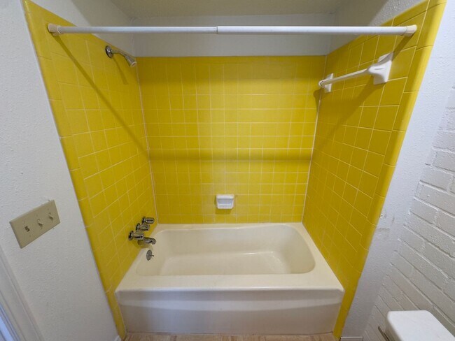 Building Photo - $500 OFF MOVE IN SPECIAL | Cozy Townhome in Quail Creek 2/2.5/2 Car Garage