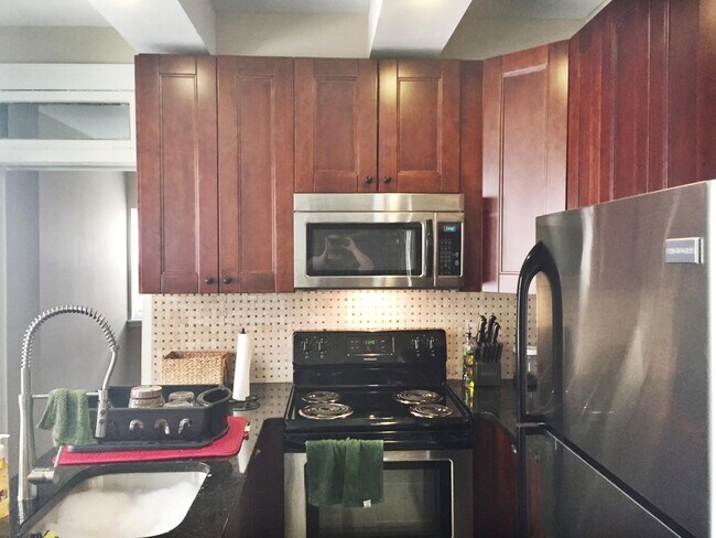 Building Photo - 1704 Oak St