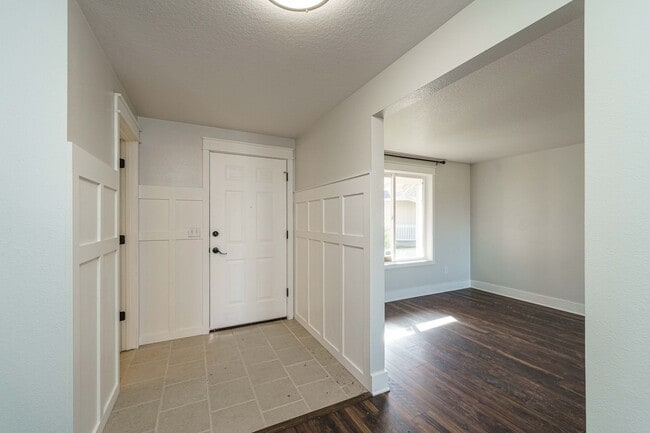Building Photo - 4 Bedroom 2.5 Bathroom With Large Fenced B...