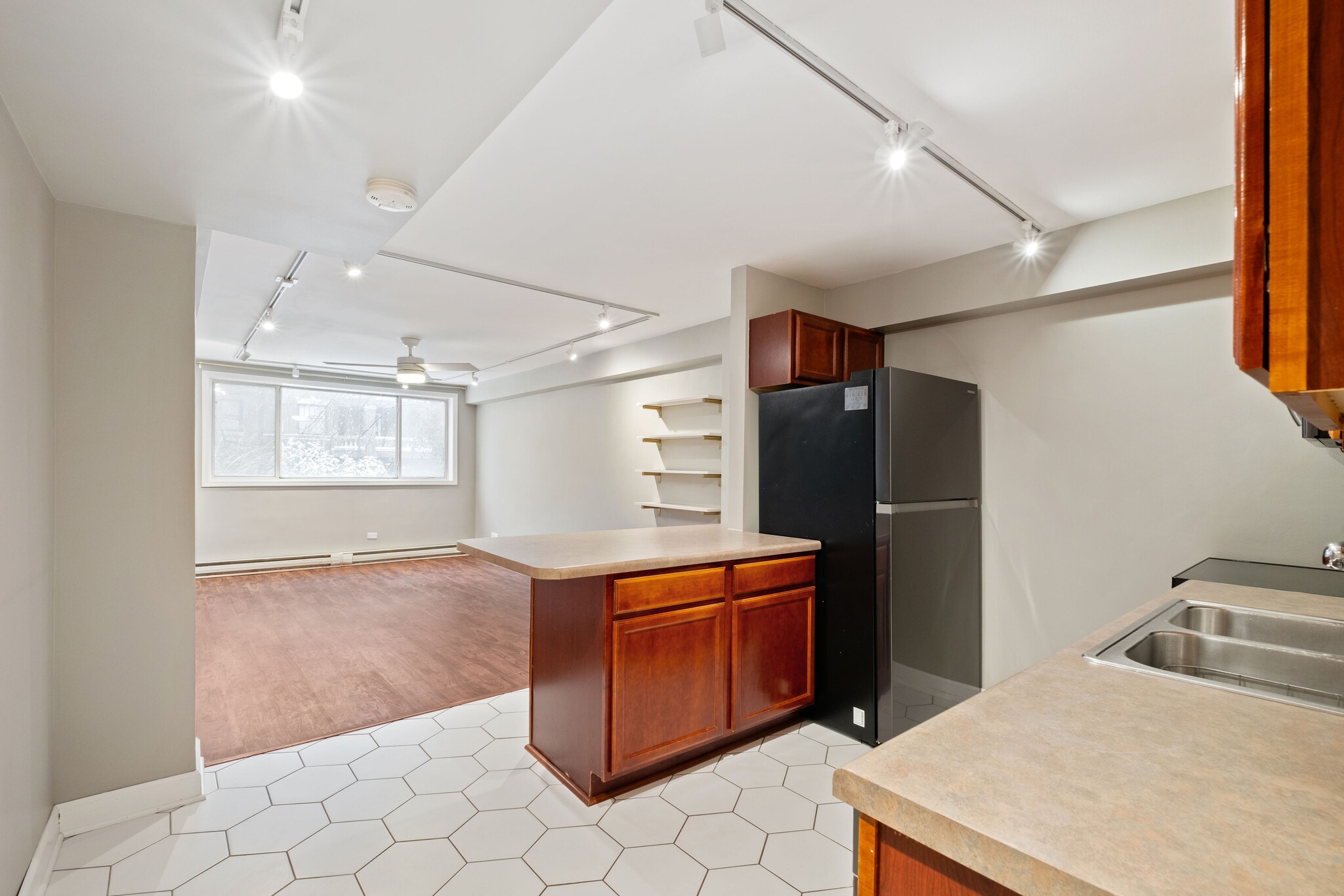 Building Photo - 5854 N Kenmore Ave