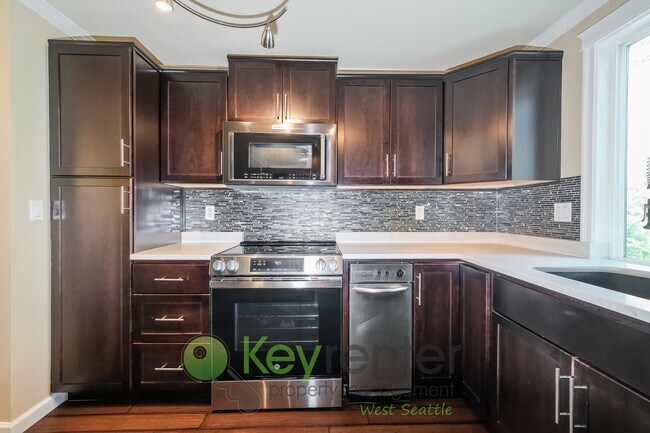 Building Photo - Comfort and Style in the Heart of Seattle