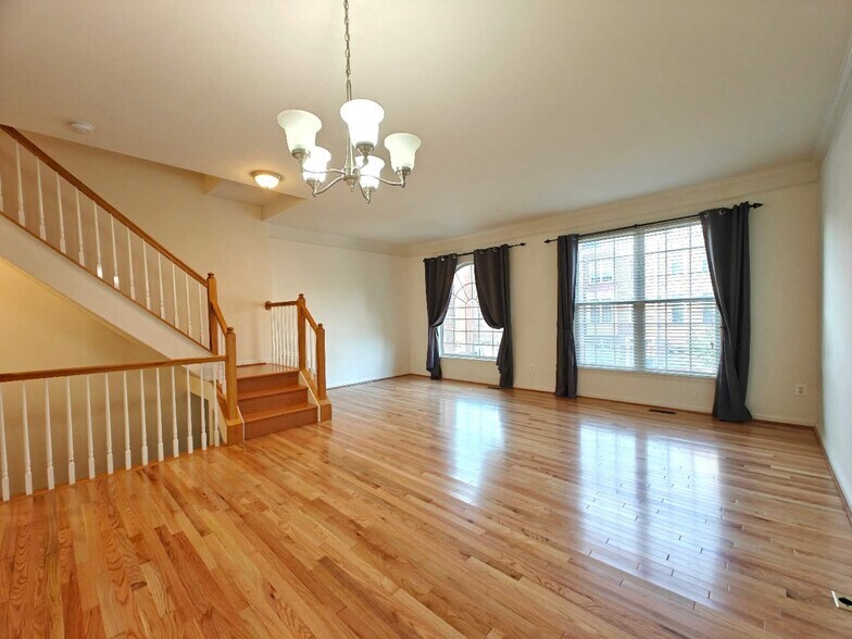 Building Photo - 13030 Park Crescent Cir