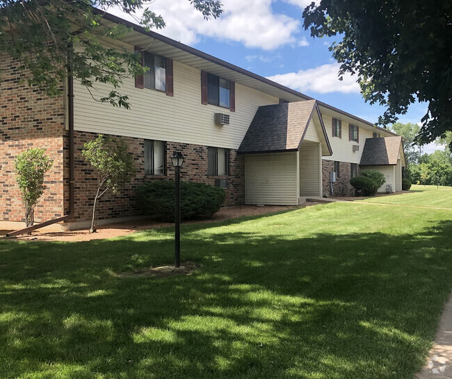 Building Photo - Maple Court Apartments