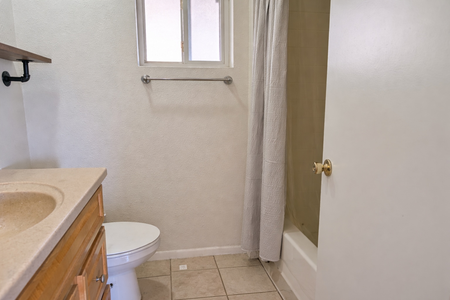 Full Bathroom - 715 W 18th St