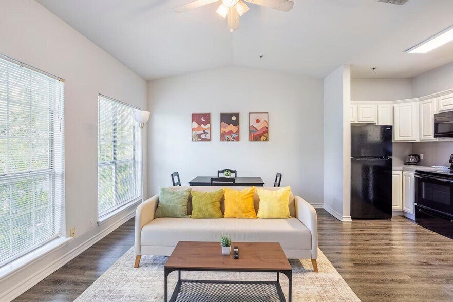 Building Photo - 1005 W 23rd St