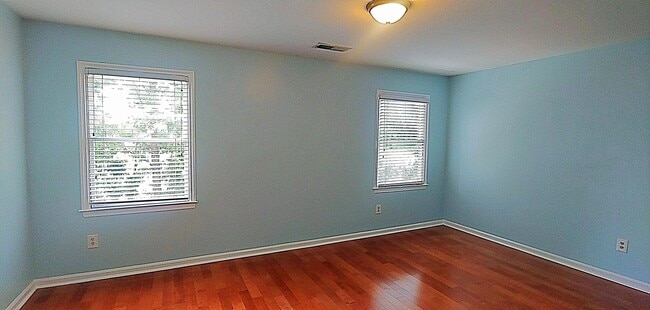 Building Photo - Spacious 2 Bedroom, 2.5 Bathroom Townhome ...