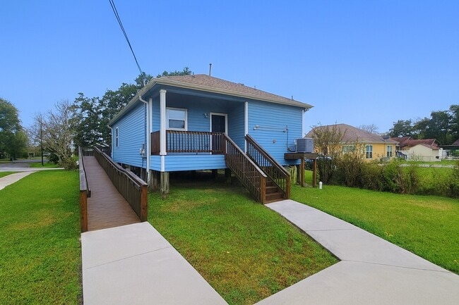 Building Photo - 649 W 18th St