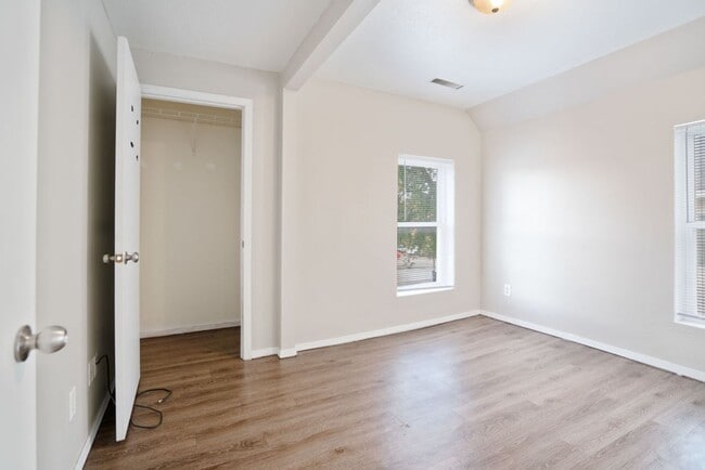 Building Photo - 2118 College St